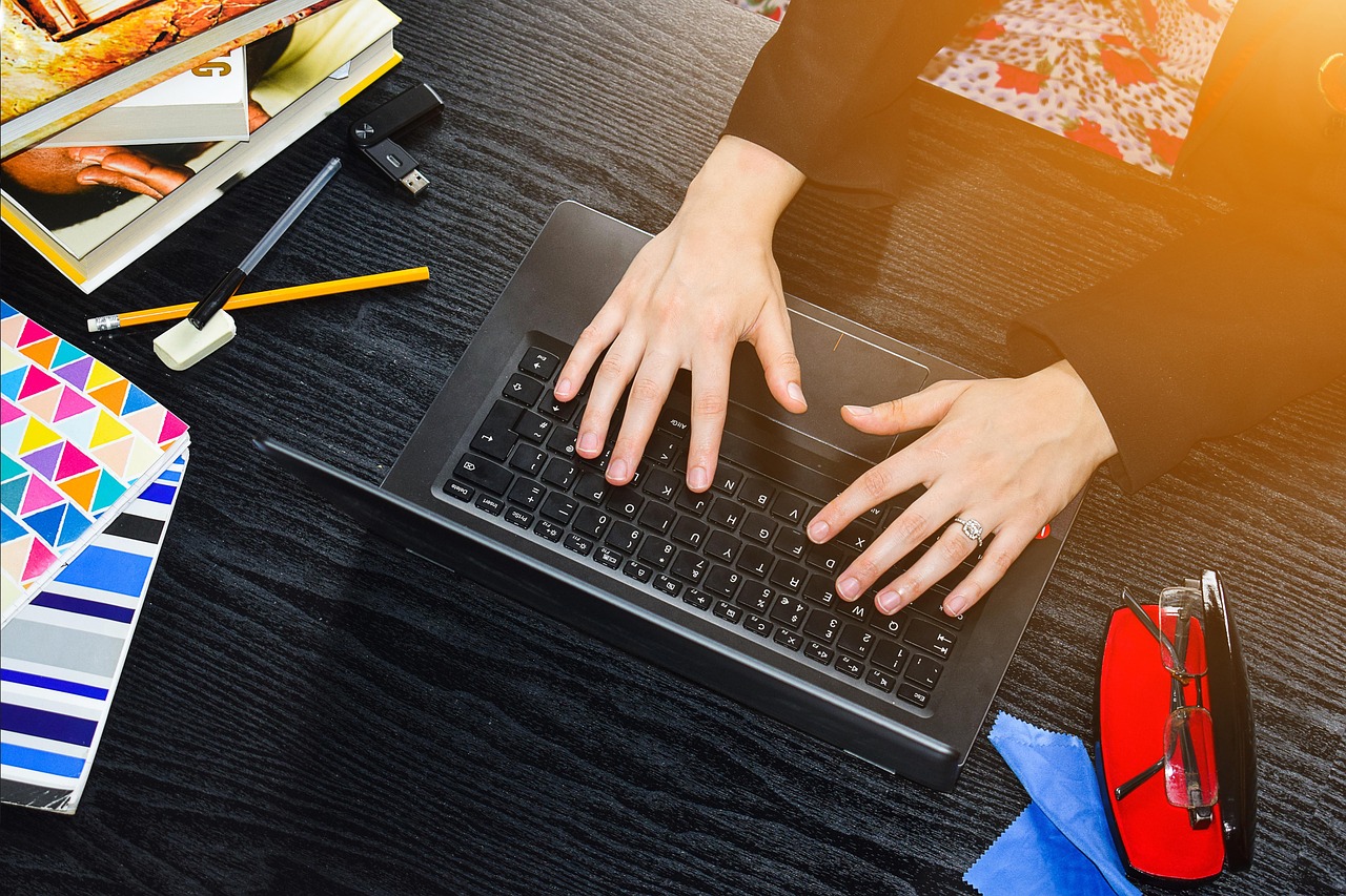 Should My Website Copy Be Written Like Ads or Like How I Talk to Customers on the Phone? — blog_pixabay_3041375